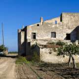 Torre di Mizzo vista da vicino: l'edificio in pietra risale al XV secolo